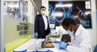 Öğrenciler maske üretiyor