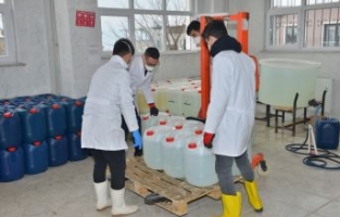Bu öğrenciler dezenfektan üretiyor