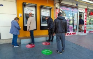 Sosyal mesafeler için zemin çıkartmaları