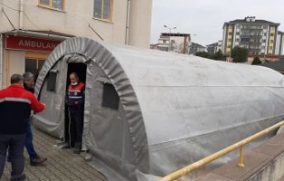 Hastane bahçelerine tiraj çadırları