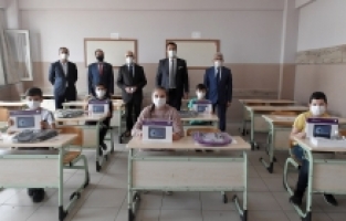 Dündar’dan öğrencilere tablet desteği