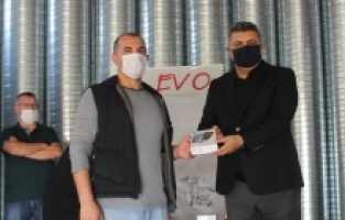 EVO çalışanlarının çocuklarına 40 tablet hediye etti