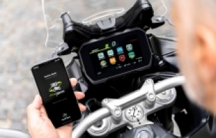 Dünyanın motosikletlere yönelik, ilk tam entegre bölünmüş ekranı yollarda